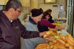 Volunteers-preparing-lunches